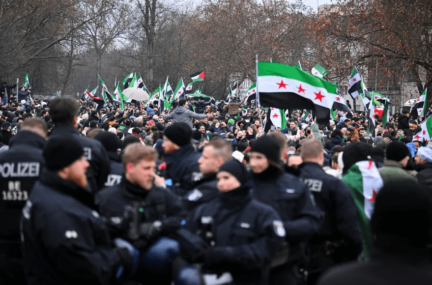 مستشار ألمانيا يدعو الشرع لزيارة ألمانيا لمناقشة ترحيل&nbsp;سوريين